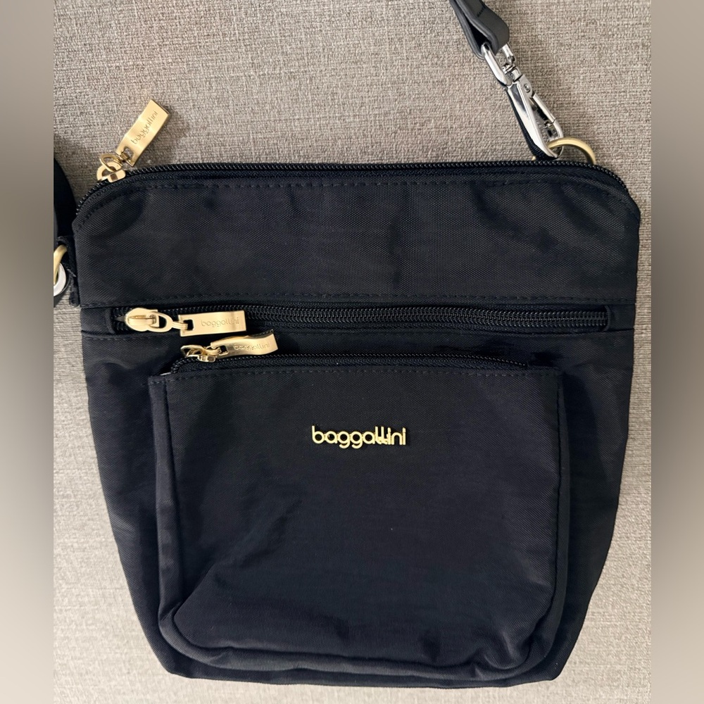 Baggallini Modern Pocket Crossbody - Picture 6 of 10